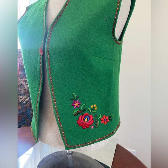 Vintage Hungary handmade embroidered floral vest small - Picture 2 of 11